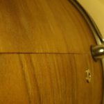 Les joints des placages sont assez pauvrement réalisés