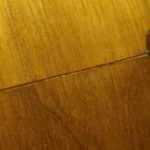 Les joints des placages sont assez pauvrement réalisés