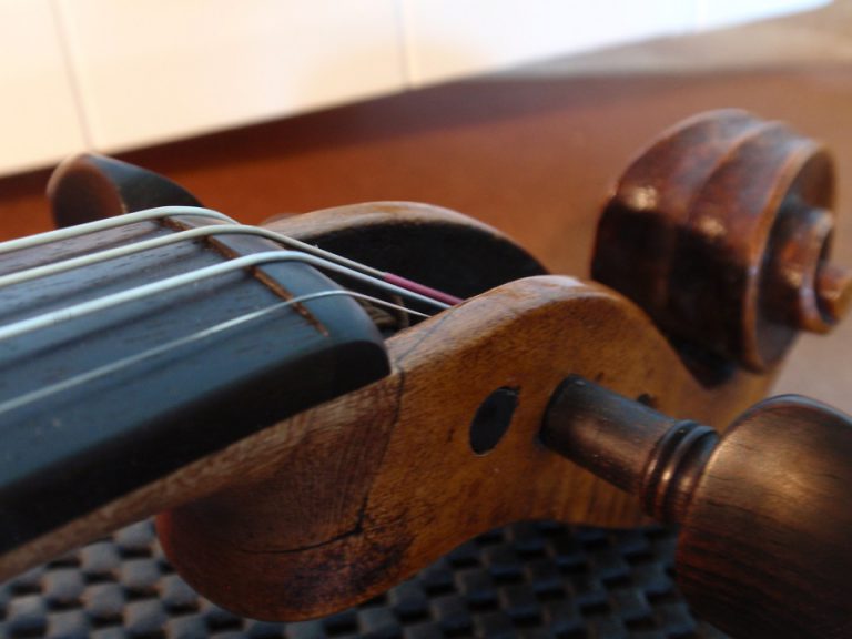 La jonction entre le manche, la touche et le sillet est une partie très importante pour le confort du musicien.