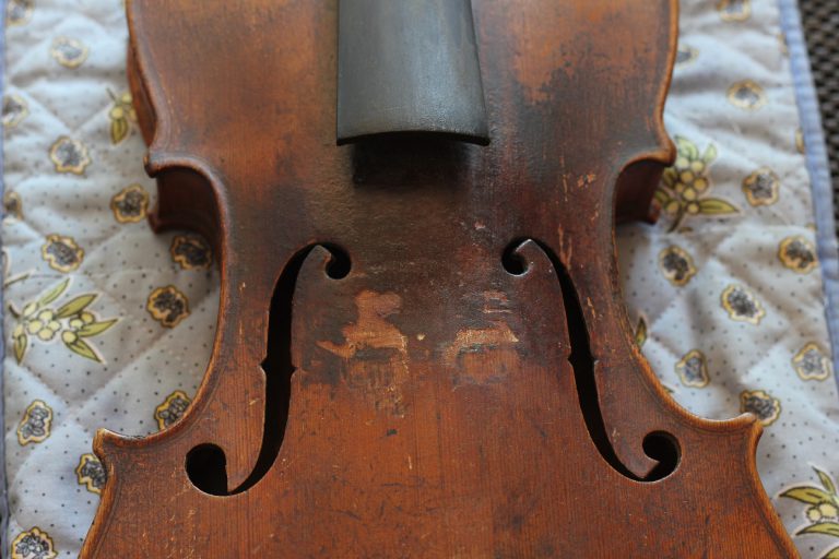 La colophane n'ayant que peu ou pas été nettoyée s'amasse sur l'instrument en une couche épaisse.