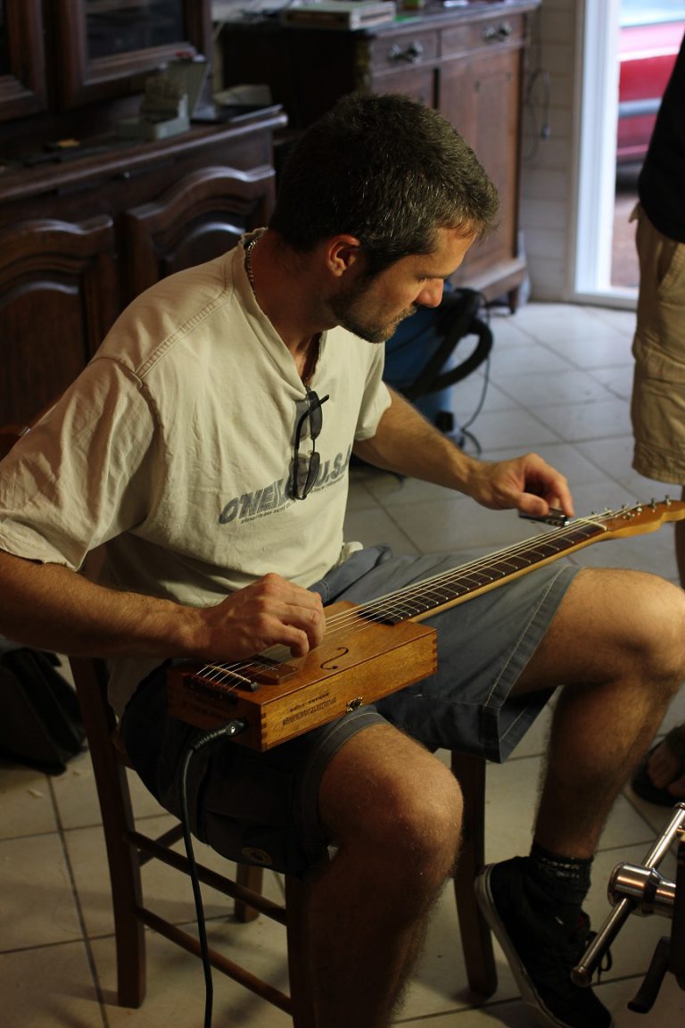 Xavier essayant la guitare avec le bottleneck.