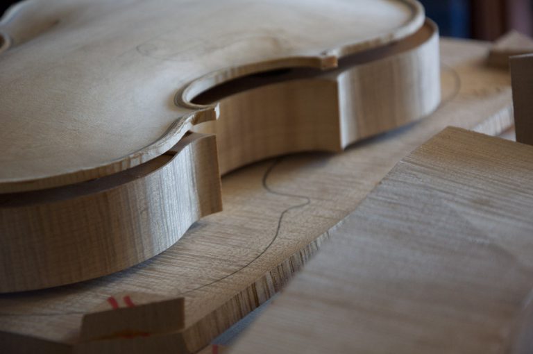 Les bois de lutherie à base d'essences d'érable et d'épicéa.