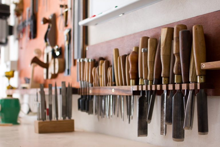 Rangée d'outils dans l'atelier du luthier