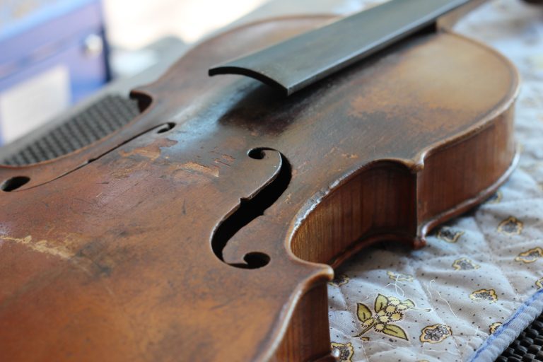 Violon ancien nécessitant quelques réparations