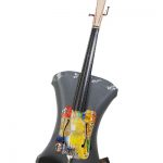 Violon construit à l'aide de matériaux de récupération.