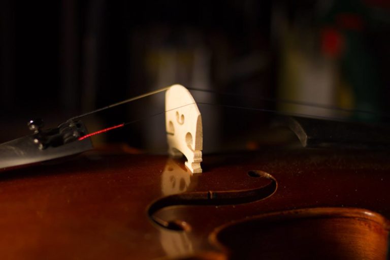 Le montage sur un violon d'étude est souvent grossier lorsque il sort de son atelier de fabrication, comme par exemple ce chevalet.