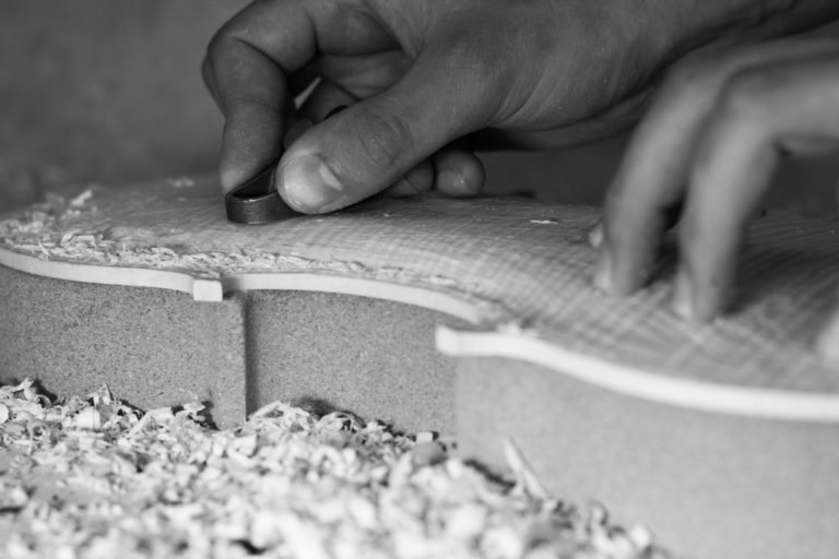 Comment le luthier sculpte le son de ses instruments