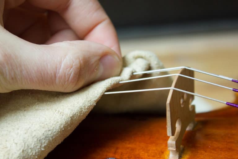 Un simple chiffon doux permet de nettoyer les cordes de son violon de manière efficace.