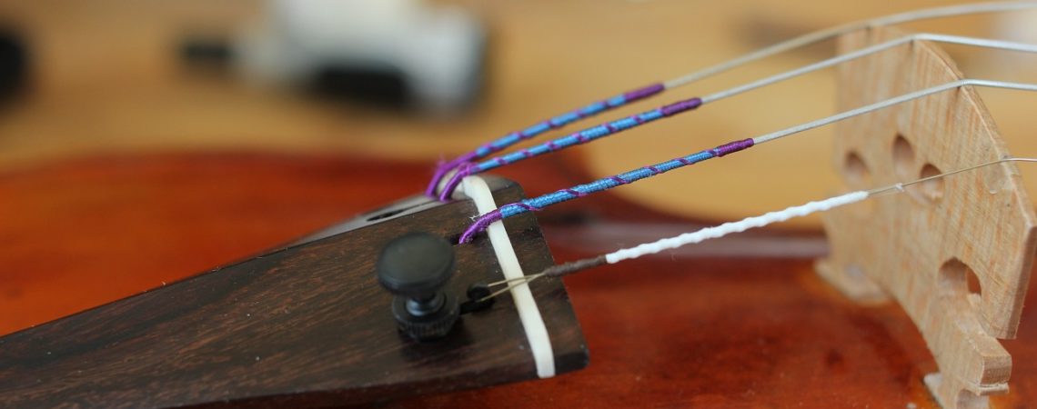 changer les cordes de son violon et s'assurer des bonnes couleurs de ses cordes