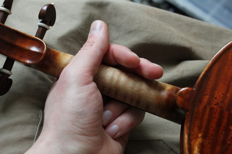 comment bien tenir son violon par la poignée
