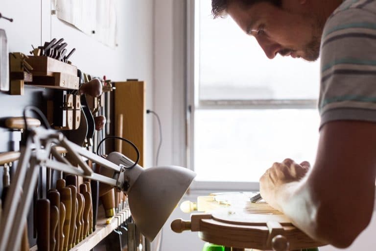 guillaume kessler luthier français sculpte les voûtes
