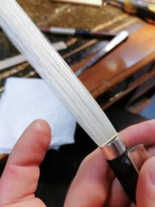Un beau ruban lors d'un reméchage d'archet