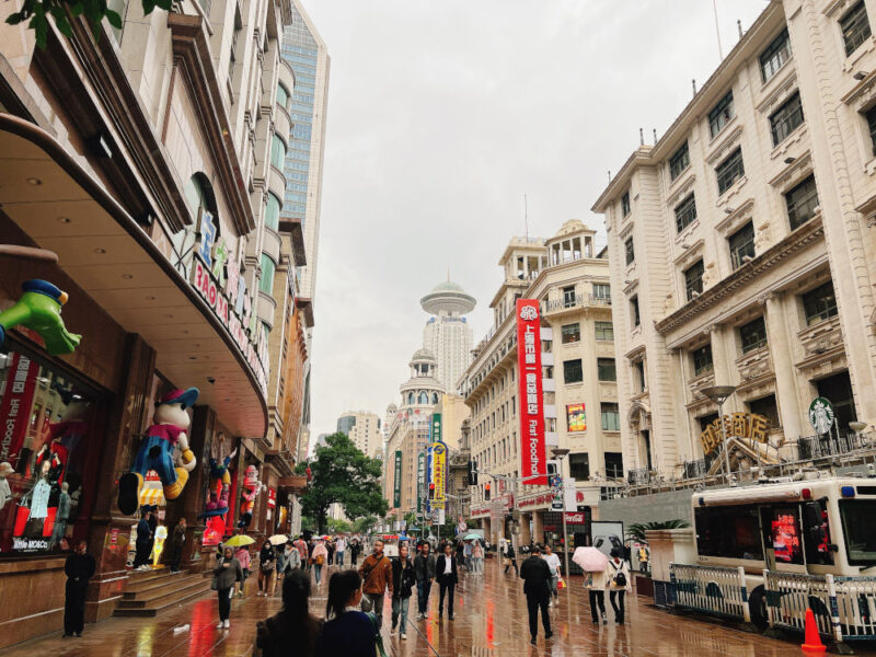 Un luthier en Chine visite les rues de Shanghai