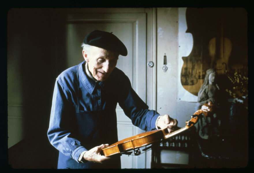 Gustave Villaume présente un de ses violons, Mirecourt, 1982 (cliché B. Lesaing)